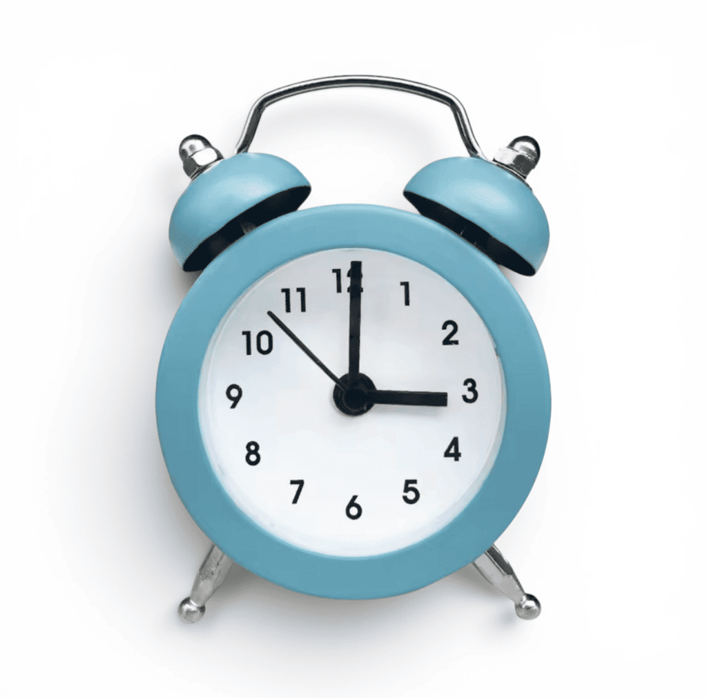 mini reveil horloge bleu clair sur fond blanc - monreveil.com
