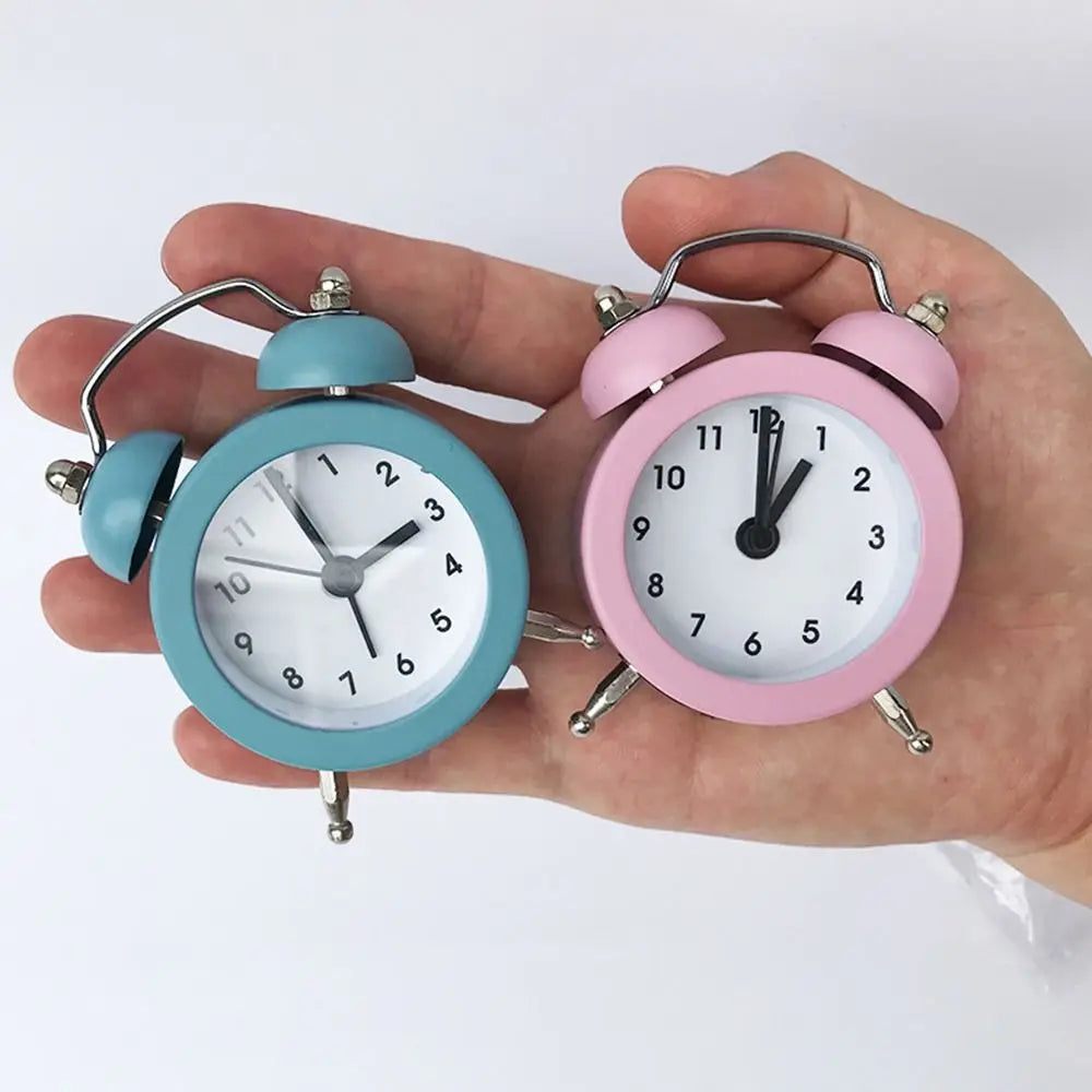 mini reveil horloge dans une main - monreveil.com