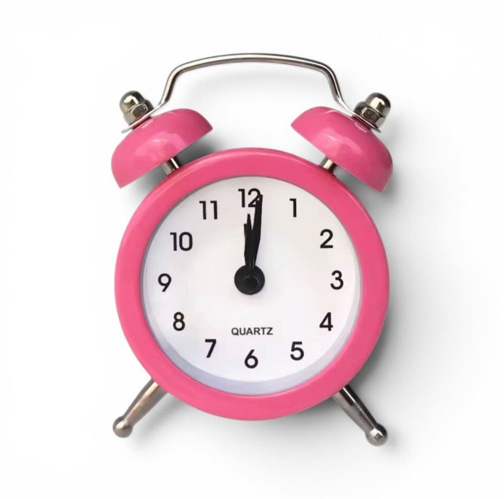 mini reveil horloge rose sur fond blanc - monreveil.Com