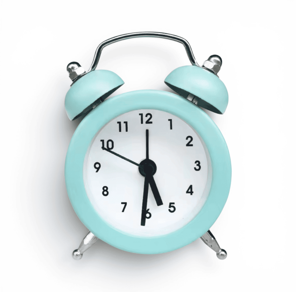mini reveil horloge turquoise sur fond blanc - monreveil.com