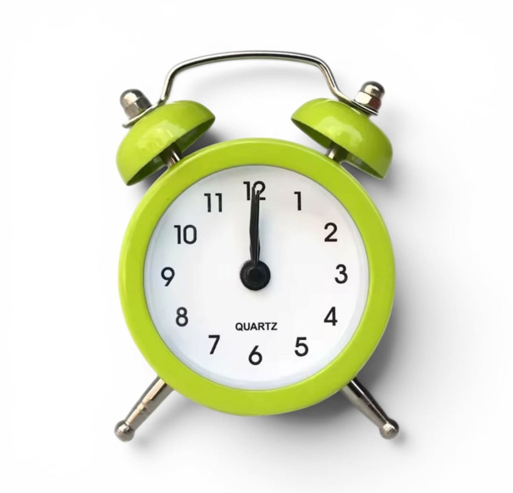 mini reveil horloge vert sur fond blanc - monreveil.com