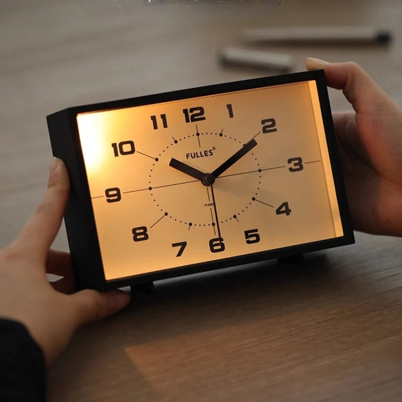 reveil horloge vintage noir et sa petite lumière - monreveil.com