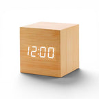 Reveil Bois cube bois beige fond blanc 