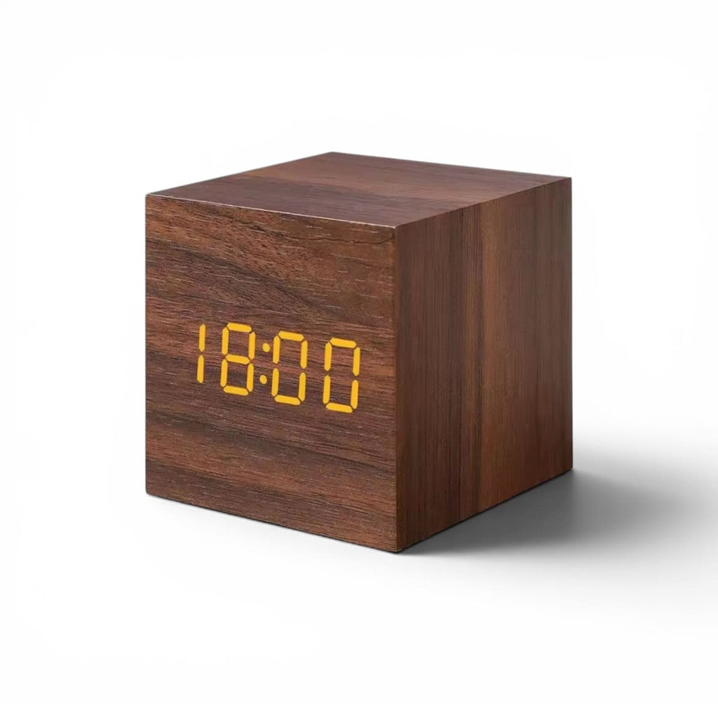 Reveil Bois Format carré bois marron fond blanc - monreveil.com