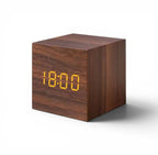 Reveil Bois Format carré bois marron fond blanc 