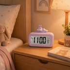 Réveil lapin violet avec thermomètre sur une table de nuit