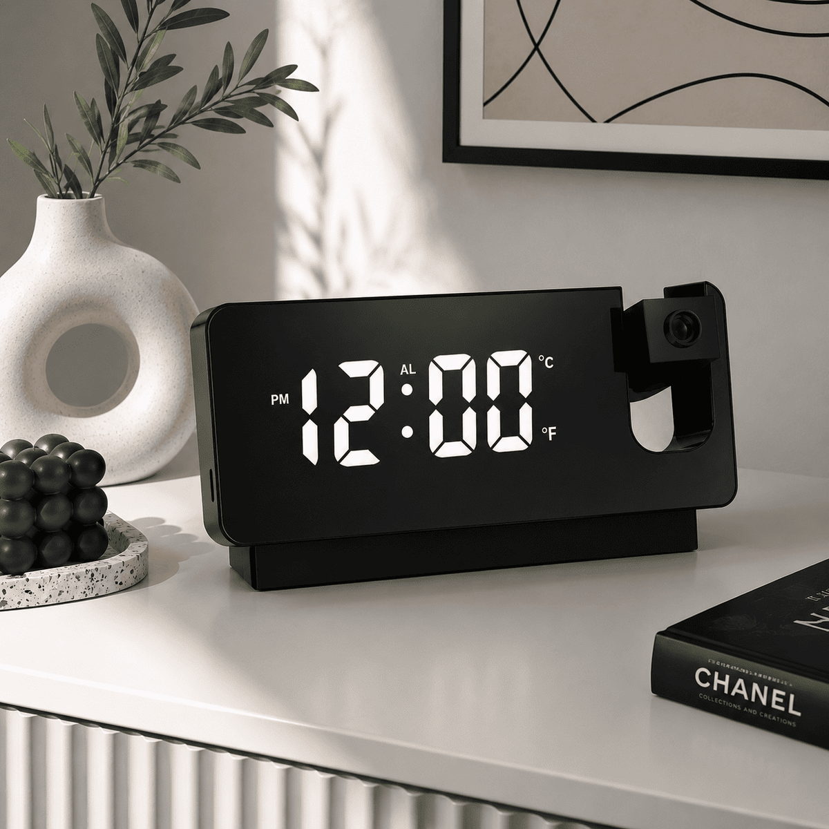 reveil projection noir grand ecran sur un bureau 