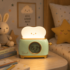 Réveil veilleuse toaster vert allumé sur une table de nuit