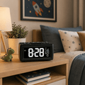 Radio réveil enfant noir posé sur une table de nuit dans une chambre