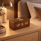 Réveil bois chargeur induction bois foncé posé sur une table de chevet dans une chambre adulte