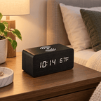 Réveil bois chargeur induction noir posé sur une table de chevet dans une chambre adulte
