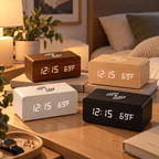 Réveil bois chargeur induction en quatre coloris posé dans une chambre adulte