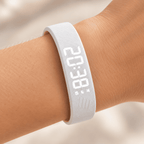 Réveil bracelet vibrant blanc porté au poignet avec affichage LED de l’heure