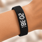 Réveil bracelet vibrant noir porté au poignet avec affichage LED blanc de l’heure