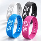 Réveil bracelet vibrant disponible en quatre couleurs : blanc, noir, bleu et rose