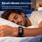 Homme endormi portant un réveil bracelet vibrant silencieux au poignet pour un réveil discret sans sonnerie agressive