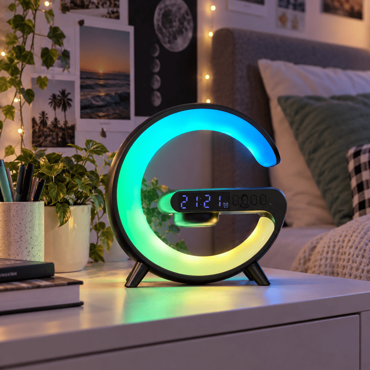 Réveil connecté intelligent sur une table de nuit, dans une chambre 