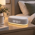 Réveil à induction avec affichage numérique et lumière douce posé sur une table de chevet