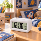Réveil digital enfant blanc à grands chiffres posé dans une chambre sur le thème de l’espace
