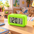 Réveil numérique enfant vert avec grand écran LCD, heure, date et température dans une chambre
