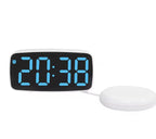 Réveil vibrant blanc avec affichage bleu et dispositif vibrant externe sur fond blanc