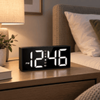 Réveil vibrant pour sourd à grands chiffres posé sur une table de chevet dans une chambre